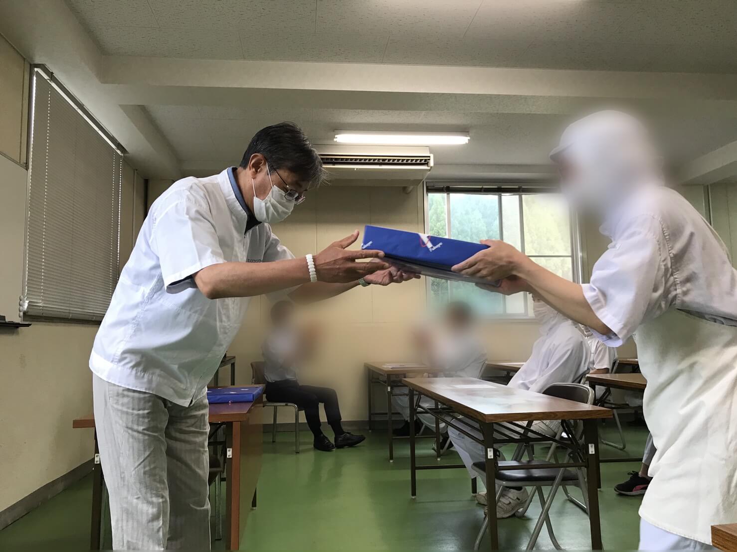 7月に誕生日を迎える方にプレゼントを贈呈している様子です